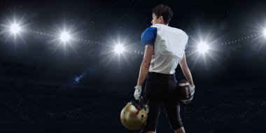 Genç Amerikan futbolcunun akşam maçında stadyumda poz verişi. Aksiyon, aktivite, spor hayatı konsepti. İlan ve tasarım broşürü.