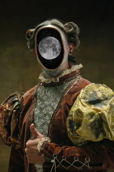 Modell som medeltida kunglig person i vintage kläder. Begreppet jämförelse av epoker, konstverk, renässans, barockstil. Kreativt collage. Surrealism — Stockfoto