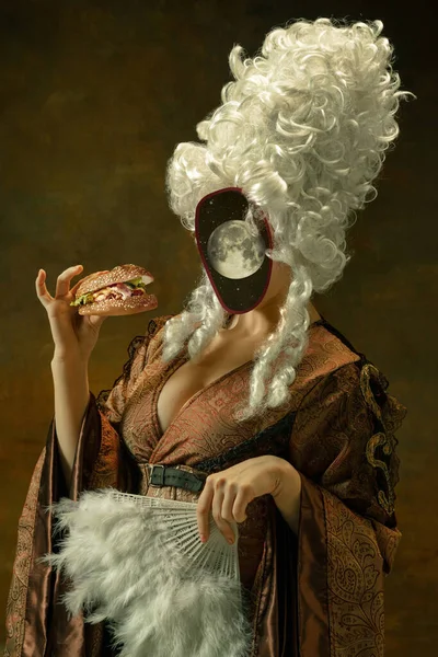 Junge Frauen wie mittelalterliche Königinnen in Vintage-Kleidung. Konzept des Vergleichs von Epochen, Kunstwerken, Renaissance, Barock. Kreative Collage. Surrealismus — Stockfoto