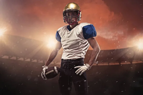 Jeune homme joueur de football américain posant au stade pendant le match du soir. Action, activité, concept de vie sportive. Flyer pour annonce, design. — Photo