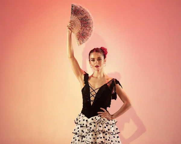 Танцівниця фламенко, іспанка циганка з червоною трояндою і фаном іспанської руки. — стокове фото