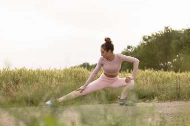 Genç bayan koşucu, atlet yaz güneşinde yolda koşuyor. Güzel beyaz kadın eğitimi, müzik dinlemek. Spor anlayışı, sağlıklı yaşam tarzı, hareket, aktivite.