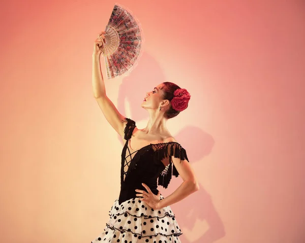 Danseuse de flamenco Espagne femme gitane avec rose rouge et éventail main espagnol — Photo