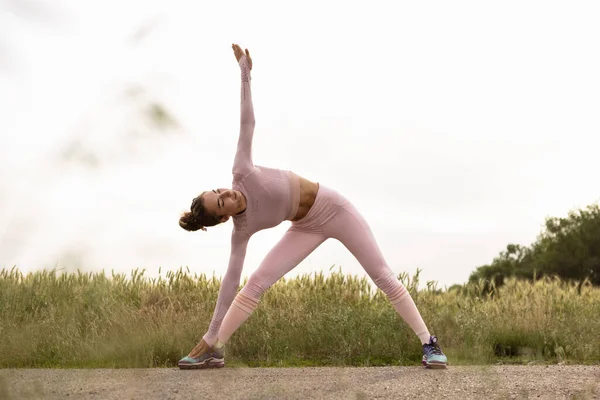 Jovem corredora, atleta está correndo na estrada em sol de verão. Bela mulher caucasiana a treinar, a ouvir música. Conceito de esporte, estilo de vida saudável, movimento, atividade. — Fotografia de Stock