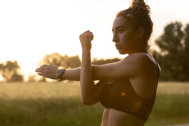 Genç bayan koşucu, atlet yaz güneşinde yolda koşuyor. Güzel beyaz kadın eğitimi, müzik dinlemek. Spor anlayışı, sağlıklı yaşam tarzı, hareket, aktivite.