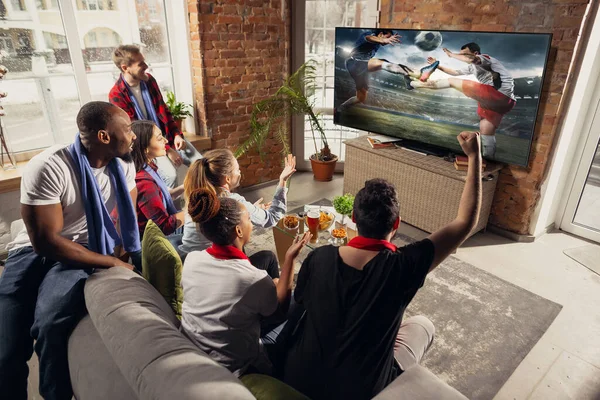 Grupo de amigos assistindo tv, jogo, campeonato, jogos de esporte. homens e  mulheres emocionais torcendo pelo jogador de tênis de mesa favorito na  américa com bandeira. conceito de amizade, esporte, competição.