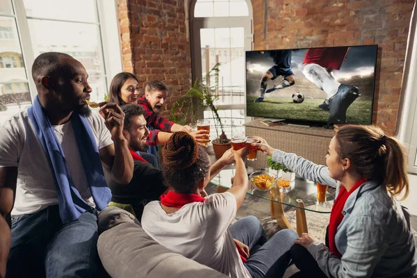 집 소파에서 함께 스포츠 경기를 보고 있는 흥분되고 행복 한 큰 무리의 청소년들. — 스톡 사진