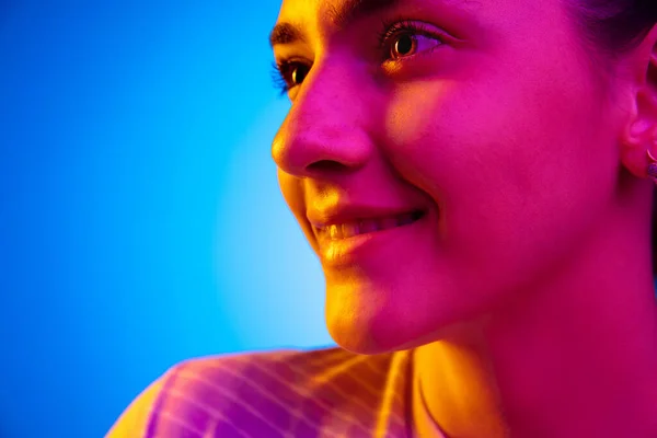 Kaukasische junge Frauen porträtieren auf dunklem Studiohintergrund in Neon. Konzept menschlicher Emotionen, Mimik. — Stockfoto