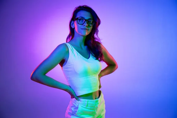 Junge Frauen Porträt auf Farbverlauf Studio Hintergrund in Neon. Konzept menschlicher Emotionen. — Stockfoto