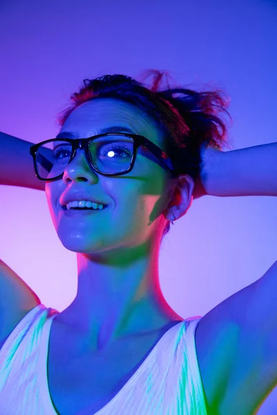 Junge Frauen Porträt auf Farbverlauf Studio Hintergrund in Neon. Konzept menschlicher Emotionen. — Stockfoto