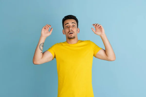 Caucasian mans portrait isolated over blue studio background with copyspace — Stock Photo, Image