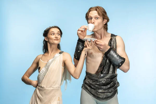Kahve zamanı. Eski Roma 'da genç bir çift balerin mavi stüdyoda kostüm giyiyor.. — Stok fotoğraf