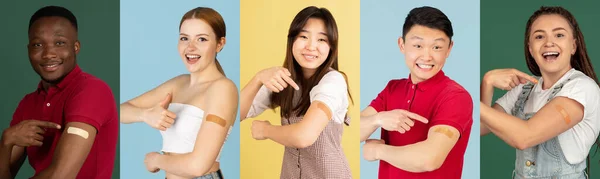 Vaccination med Covid-19. Afrikanska, asiatiska, kaukasiska män och kvinnor poserar isolerade på ljus studio bakgrund. Collage med modeller i avslappnade kläder. — Stockfoto