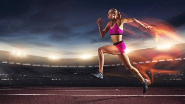 Profesyonel bir bayan koşucu, akşam stadyumda koşu antrenmanı yapıyor. Kafkas formundaki sporcu, spor anlayışı, sağlıklı yaşam tarzı.