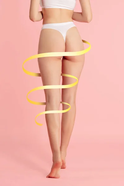 整形手术前妇女臀部、腰部和腿上的标记. — 图库照片