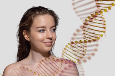 DNA sapları ve güzel kadın yüzü gri arka planda çift pozlama. Güzellik bilimi konsepti