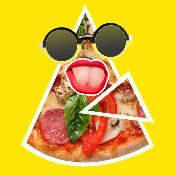 黄色のネオンの背景に隔離されたピザの大きなスライス上の女性の口と太陽の眼鏡との組成。現代美術のコラージュ、現代的なデザイン. — ストック写真