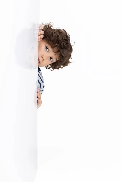 Ένα λευκό παιδί προσχολικής ηλικίας απομονωμένο σε λευκό φόντο στούντιο. Αντιγραφή χώρου. Παιδική ηλικία, εκπαίδευση, τα συναισθήματα έννοια — Φωτογραφία Αρχείου