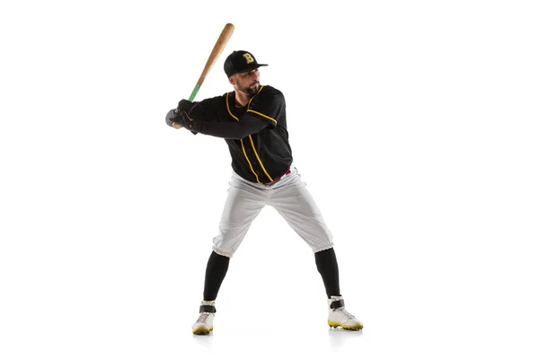 Jugador de béisbol, lanzador en un uniforme deportivo blanco negro practicando aislado en un fondo blanco del estudio. — Foto de Stock