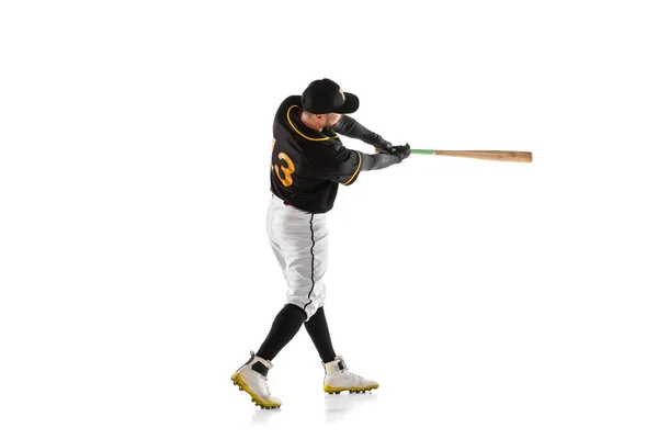 Giocatore di baseball, lanciatore in uniforme sportiva bianca nera che pratica isolato su uno sfondo bianco da studio. — Foto Stock