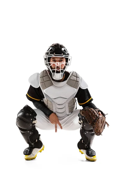 Jogador de beisebol, catcher em uniforme esportivo branco e equipamentos praticando isolado em um fundo estúdio branco. — Fotografia de Stock