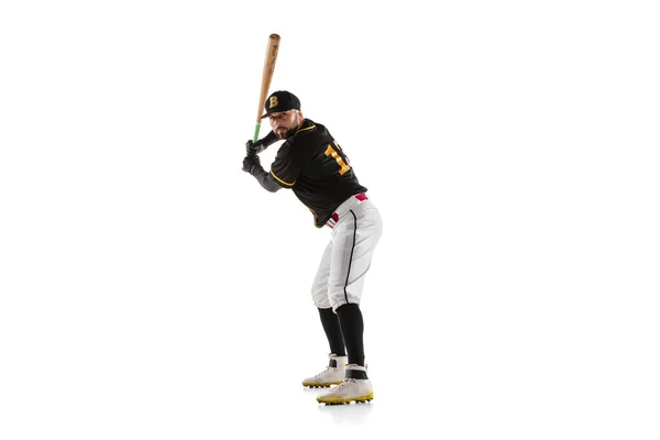 Giocatore di baseball, lanciatore in uniforme sportiva bianca nera che pratica isolato su uno sfondo bianco da studio. — Foto Stock