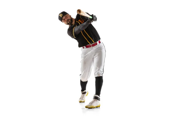 Honkbal speler, werpster in een zwart wit sportuniform oefenend geïsoleerd op een witte studio achtergrond. — Stockfoto