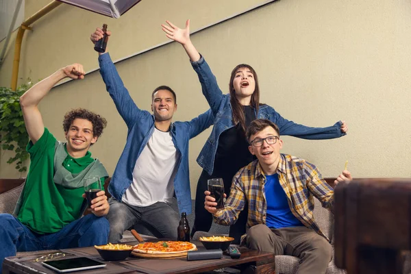 Grupo de amigos, hombres y mujeres jóvenes que beben cerveza y ven deporte partido juntos al aire libre. Concepto de amistad, actividad de ocio, emociones. — Foto de Stock