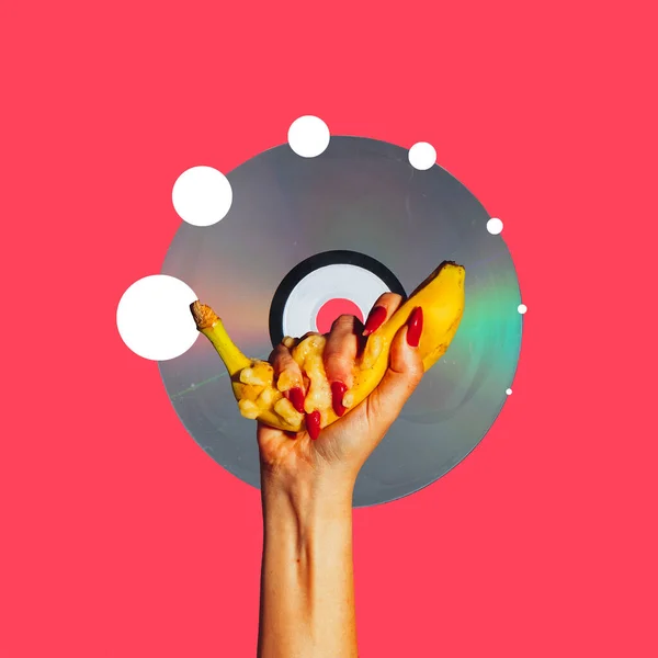 Collage d'arte moderna in stile pop-art. Mano con banana isolata su sfondo rosso con copyspace per annuncio, contrasto — Foto Stock