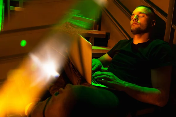 Filmisches Porträt eines gutaussehenden jungen Mannes im neonbeleuchteten Raum, stilvolles männliches Modell drinnen — Stockfoto