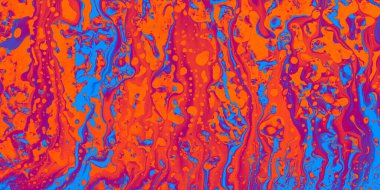 Suluboya duvar kağıdı tasarımı veya cihaz için arkaplan dalgaları ve mor, mavi ve kırmızı renkler. Modern sanat, parlak renkli arka plan. Yüzen boyama tekniği.