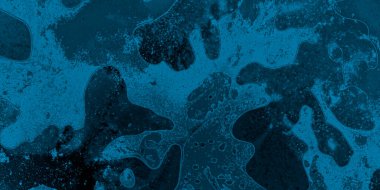 Suyun üzerindeki boya lekeleri. Suluboya duvar kağıdı tasarımı veya aygıt ekranı için arkaplan. Modern sanat, parlak renkli arka plan. Yüzen boyama tekniği.