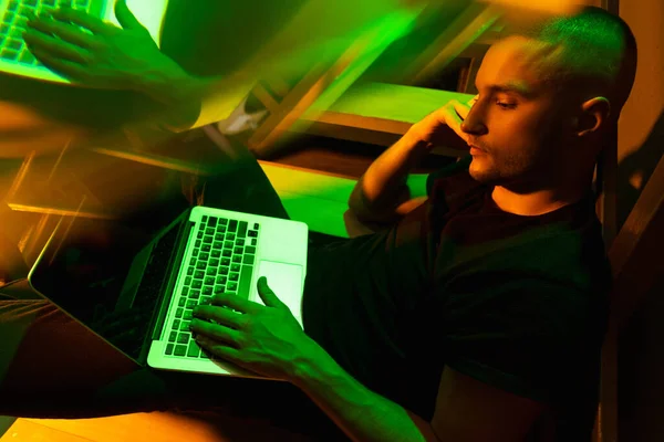 Refleksi. Gambaran sinematik pria muda tampan di ruangan terang neon, model pria bergaya di dalam ruangan — Stok Foto