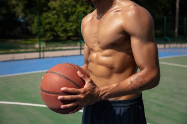 Yakından genç bir adam, sokak halk stadyumunda basketbol oynayan Afrikalı erkek basketbolcu, spor sahası ya da açık hava sahası. Yaz sporu oyunları.