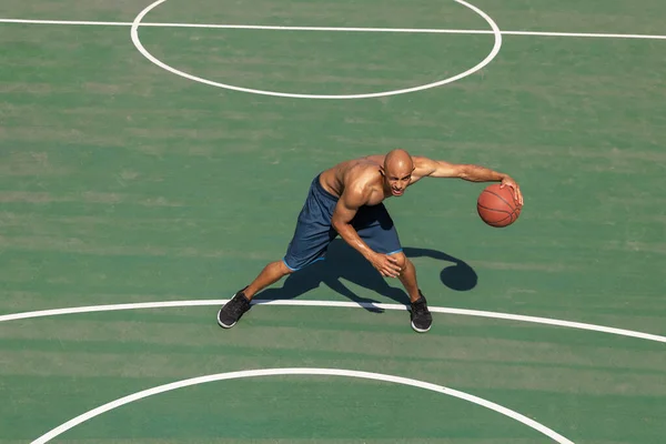 Forte musclé africaine-américaine joueur de basket-ball s'entraînant au stade public de rue, terrain de sport ou terrain de jeu en plein air. Jeux de sport d'été. — Photo