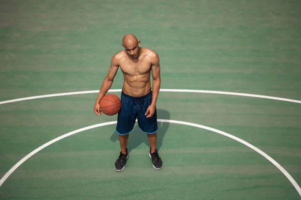 Vue en angle élevé du jeune homme, du joueur de basket-ball masculin jouant au basket-ball au stade public de rue, au terrain de sport ou au terrain de jeu en plein air. Jeux de sport d'été. — Photo