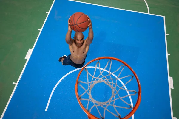 Vista de alto ângulo do jovem, jogador de basquete masculino jogando basquete no estádio público de rua, quadra esportiva ou palyground ao ar livre. Jogos de esporte de verão. — Fotografia de Stock