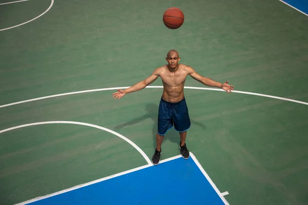 Vista superior de hombre joven, jugador de baloncesto masculino que juega baloncesto en el estadio público de la calle, pista de deporte o palyground al aire libre. Juegos de verano deporte. —  Fotos de Stock