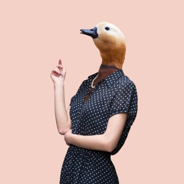 Çağdaş sanat eserleri, kavramsal kolaj. Kuş kafanın başındaki kadın pastel arka planda tek başına duruyor. Moda renkleri.