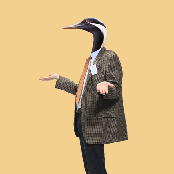 Obra de arte contemporáneo, collage conceptual. Hombre encabezado por cabeza de pájaro parado aislado sobre fondo de color pastel. Colores de moda. — Foto de Stock