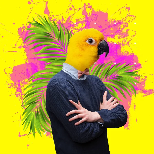 Obra de arte contemporáneo, collage conceptual. Hombre encabezado por cabeza de loro de pie aislado sobre fondo floral brillante. Colores de moda. — Foto de Stock