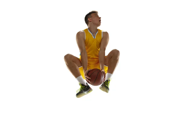 Beyaz stüdyo arka planında topu olan bir basketbolcunun tam boy portresi. Reklam konsepti. Kafkasyalı atlet topla zıplıyor. — Stok fotoğraf