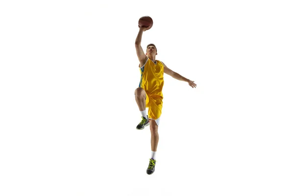 Ritratto a figura intera di un giocatore di basket con una palla isolata su sfondo bianco. Concetto pubblicitario. Montare atleta caucasico saltando con la palla. — Foto Stock