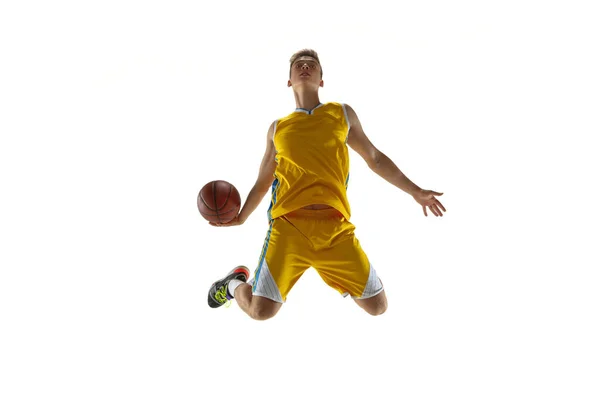 Ritratto a figura intera di un giocatore di basket con una palla isolata su sfondo bianco. Concetto pubblicitario. Montare atleta caucasico saltando con la palla. — Foto Stock