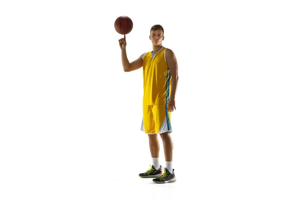 Retrato de joven, jugador de baloncesto posando aislado sobre fondo blanco del estudio. Moción, actividad, movimiento, conceptos de juegos deportivos. — Foto de Stock