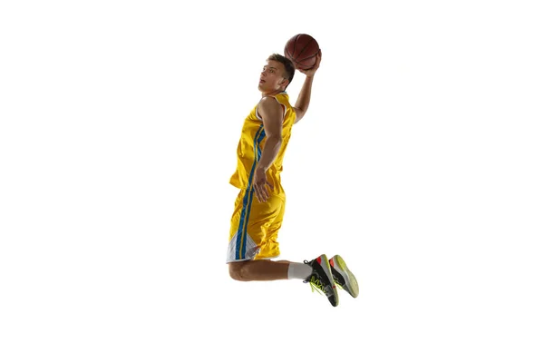 Em acção. Um jovem, jogador de basquete com um treinamento de bola isolado no fundo do estúdio branco. Conceito de publicidade. Atleta caucasiano pulando com bola. — Fotografia de Stock