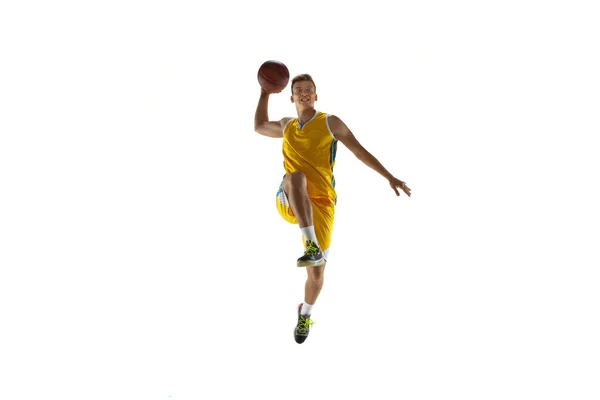 Seorang pemuda, pemain basket dengan pelatihan bola Terisolasi di latar belakang studio putih. Konsep Iklan. Fit Caucasian atlet melompat dengan bola. — Stok Foto