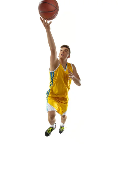 Ganzes Porträt eines Basketballspielers mit einem Ball auf weißem Studiohintergrund. Werbekonzept. Fit kaukasischer Athlet springt mit Ball. — Stockfoto