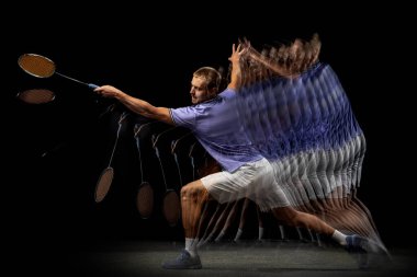 Genç bir erkek badminton oyuncusu, mekik eğitimi karanlık arka planda. Stroboskop etkisi.