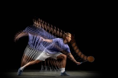 Genç erkek badminton oyuncusu, mekik hareket halinde ve arka planda hareket halinde. Stroboskop etkisi.
